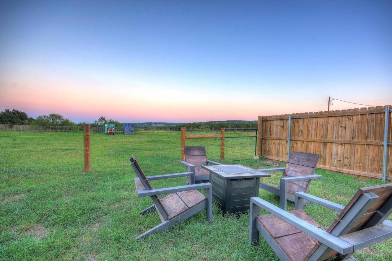 The Lodge At Little Ranches Central Sleeps 26 Wimberley Bagian luar foto